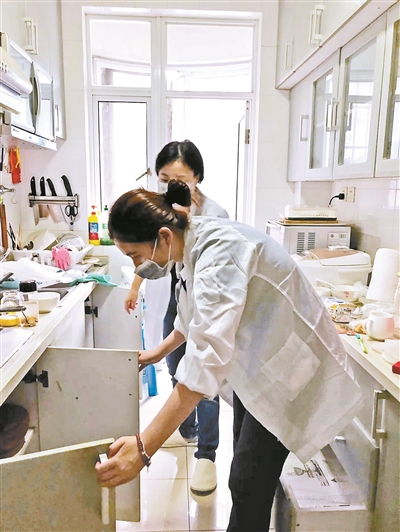 整理收纳师在“诊断”厨房