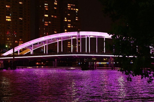 夜幕下的灵桥。甬派资料图