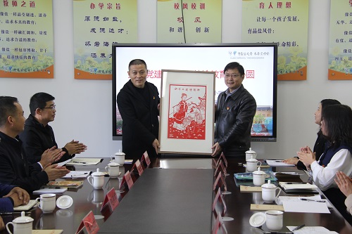 图五:盐渎实验学校向朝阳实验小学回赠创作的《结对共建谱新歌》剪纸作品。