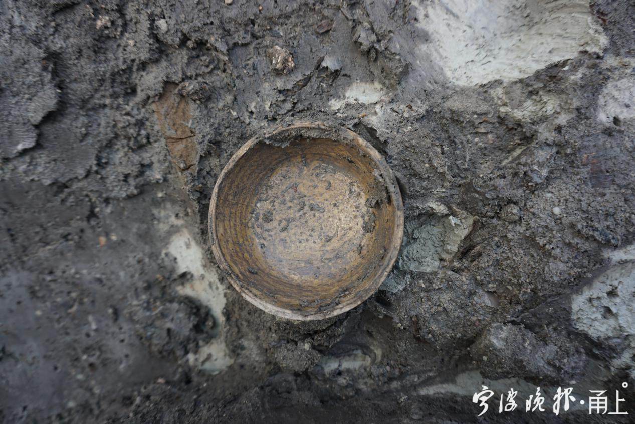 13  出土原始瓷盅.jpg