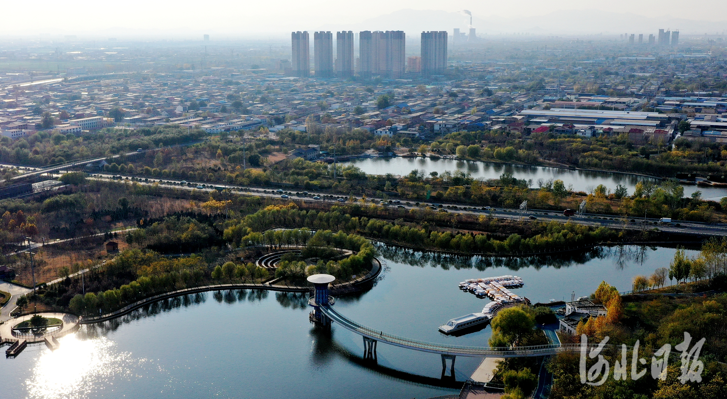 2020年11月19日拍摄的河北省石家庄市环城水系泊水公园 (无人机照片)