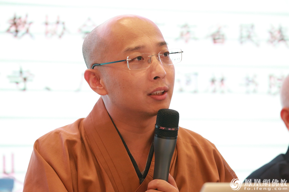 妙一法师做第二届佛教硕博恳谈会小结(图片来源:凤凰网佛教)