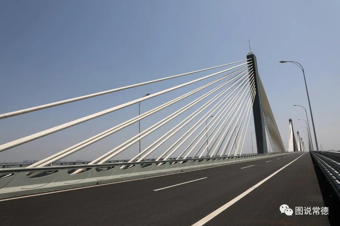 作为连接常德市江南、江北城区的第四座桥梁，也是常德市西南环线的关键节点性工程，大桥与G319、G207城区段改线、丹溪路一起，将常德经开区、江南新城、常德高新区串联起来。