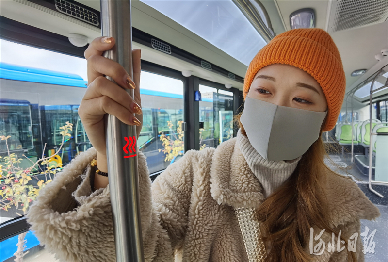 本次购置的“新能源公交车”增加了独具特色的加热扶手杆，为市民乘车营造了温馨舒适的环境。河北日报记者田明摄影报道
