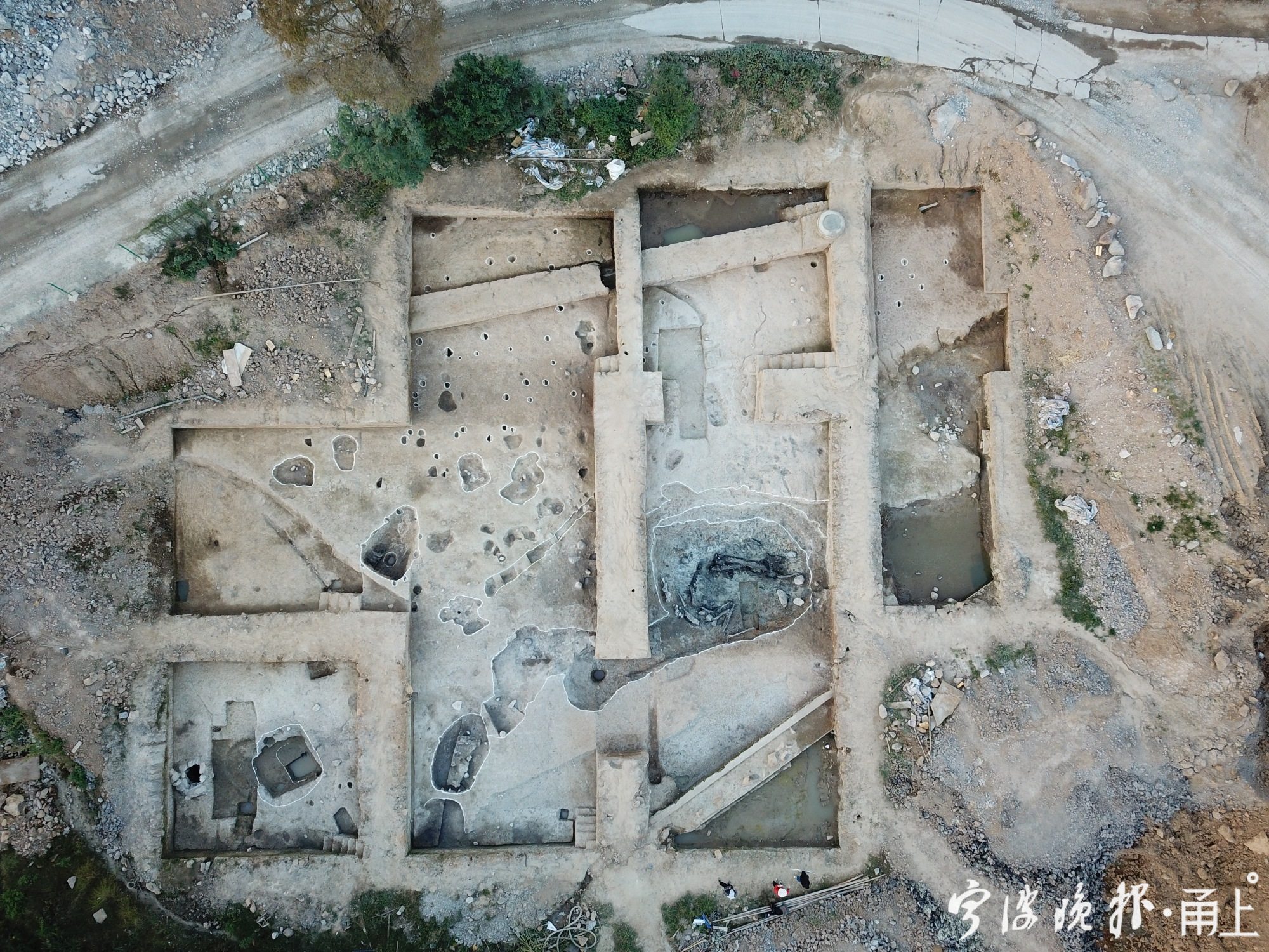 02  四顾山遗址主发掘区航拍图.JPG