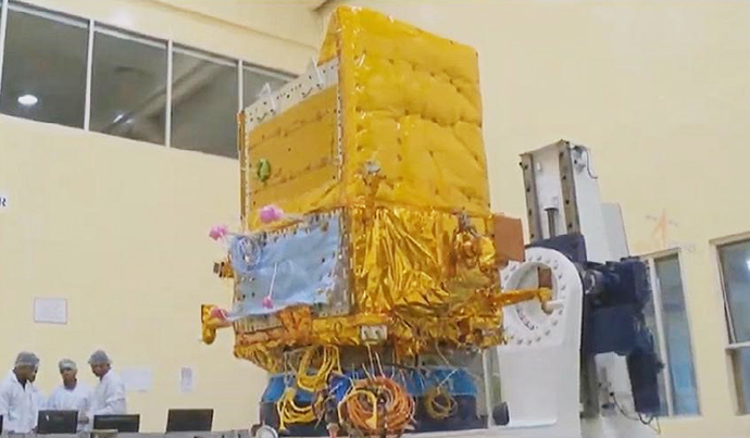 接受测试的印度首颗电子侦察卫星EMISAT。