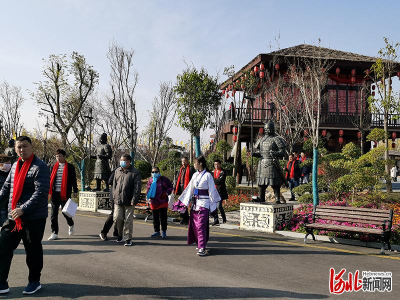 11月19日，游客在国家3A级旅游景区——赵王印象城游玩。河北日报记者乔宾娟摄