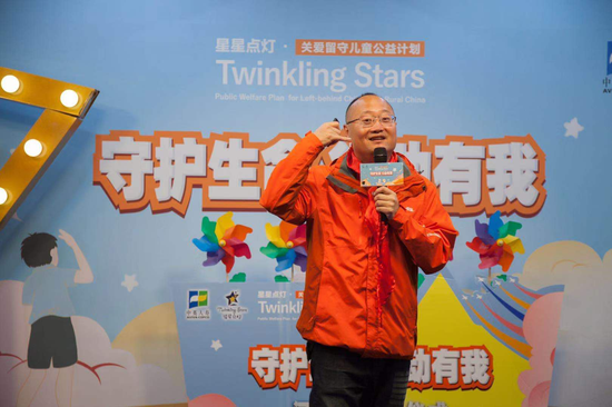 图：“第一反应”的赵洋老师为孩子们带来青少年安全第一课