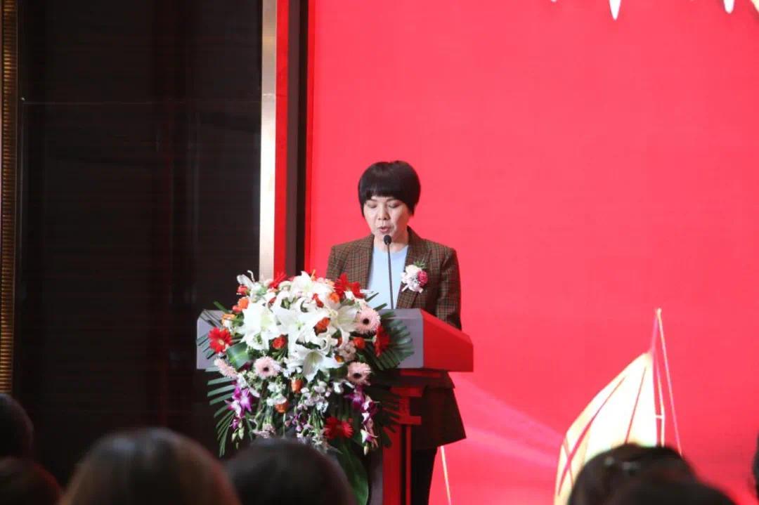 筹备委员会副主任刘爱华做《济南市女企业家商会筹备工作报告》