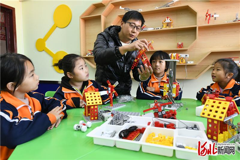 2020年11月19日，河北省邯郸市广平县第四实验小学创客社团的孩子在老师指导下学习机器人设计。通讯员 程学虎摄影报道