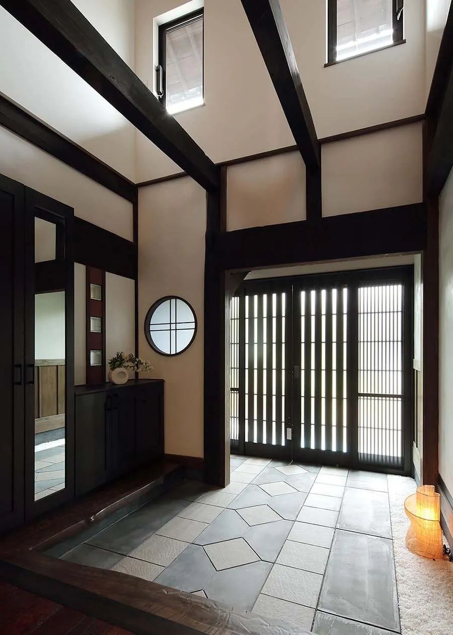 pinterest@ minagawa 木格栅 木格栅当隔断,也是日式玄关常见的设计