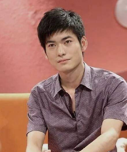 他叫做陈和伦,中专毕业后就一直在叔叔的诊所里帮忙,当地不少女生