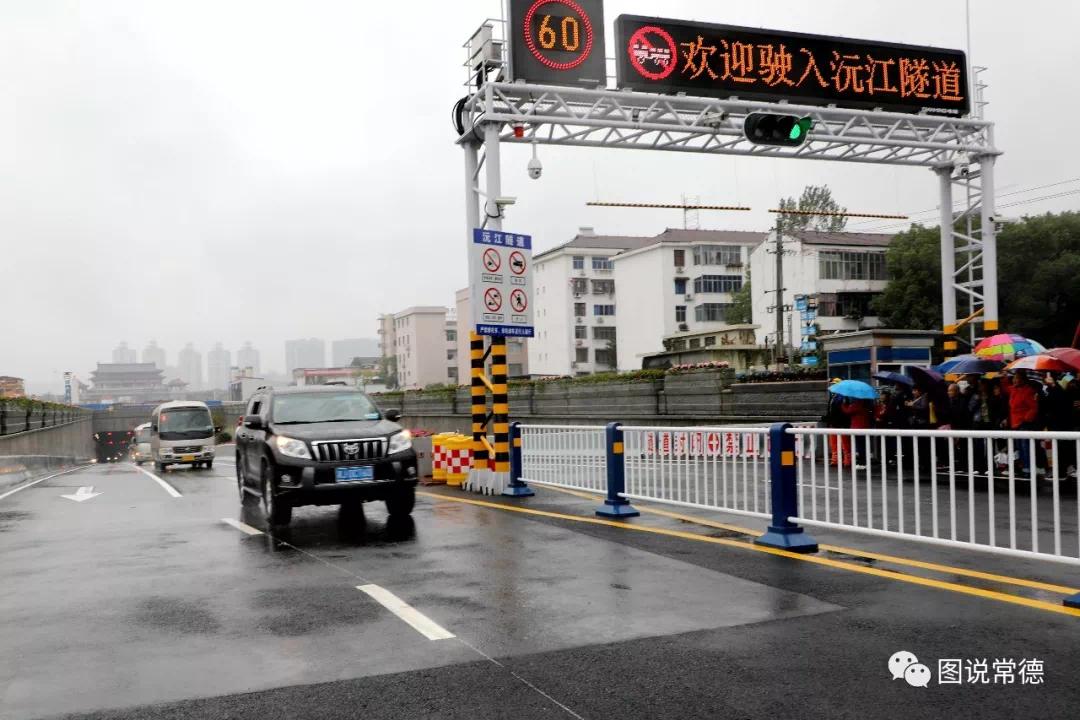 车队顺畅的从江北驶出江南隧道出口。