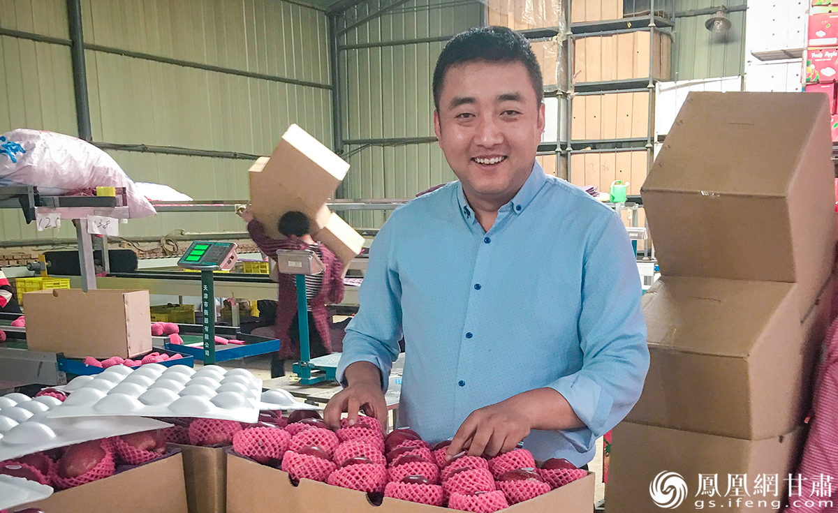 每天为销售家乡苹果而忙碌，是赵亮最为开心的事情。受访者供图