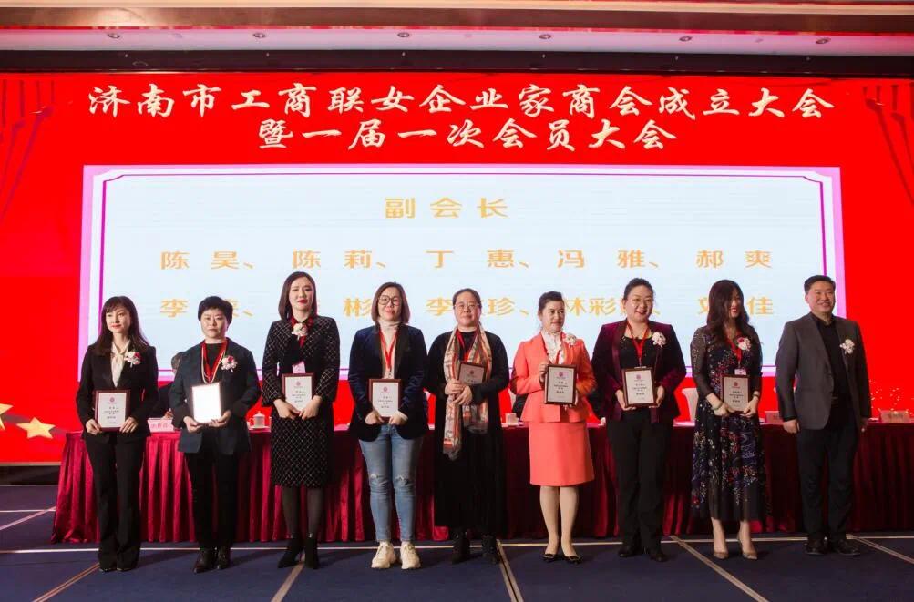 市工商联党组成员、副主席刘延国为商会副会长授牌