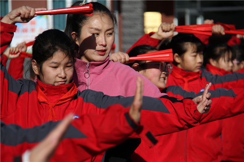 2020年11月20日，在河北省承德市双桥区水泉沟小学特色体育课，殷晓芳老师向学生们传授水润扇舞技术要领。