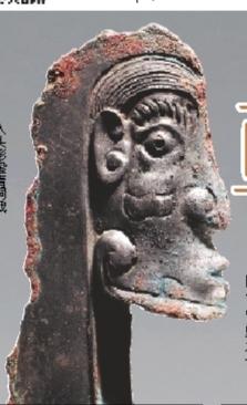 人头形銎青铜戟