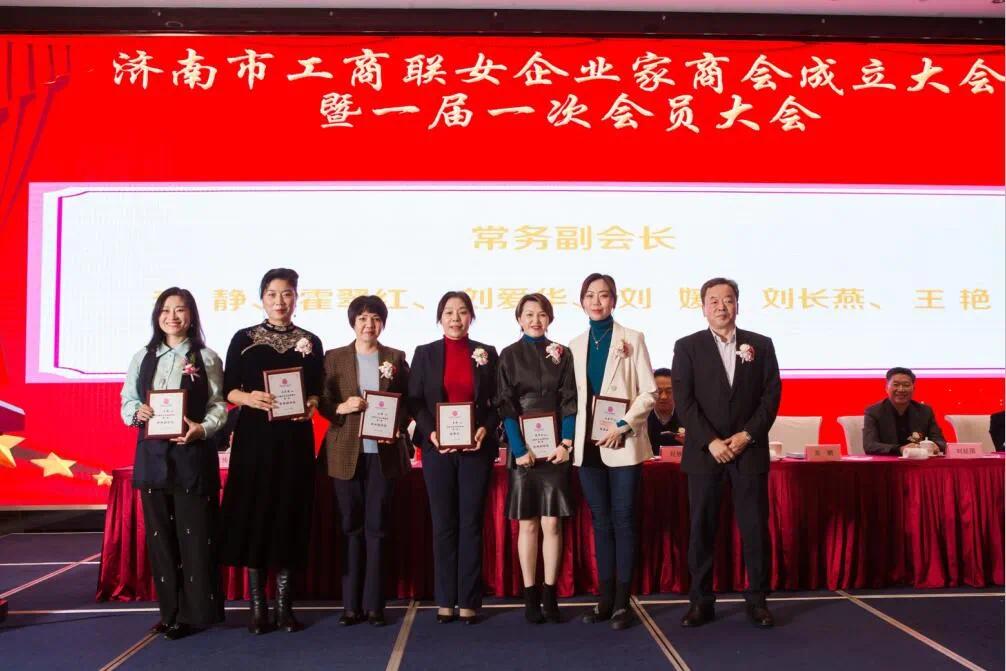 市委统战部副部长、市工商联党组书记张鹏为商会监事长及常务副会长授牌