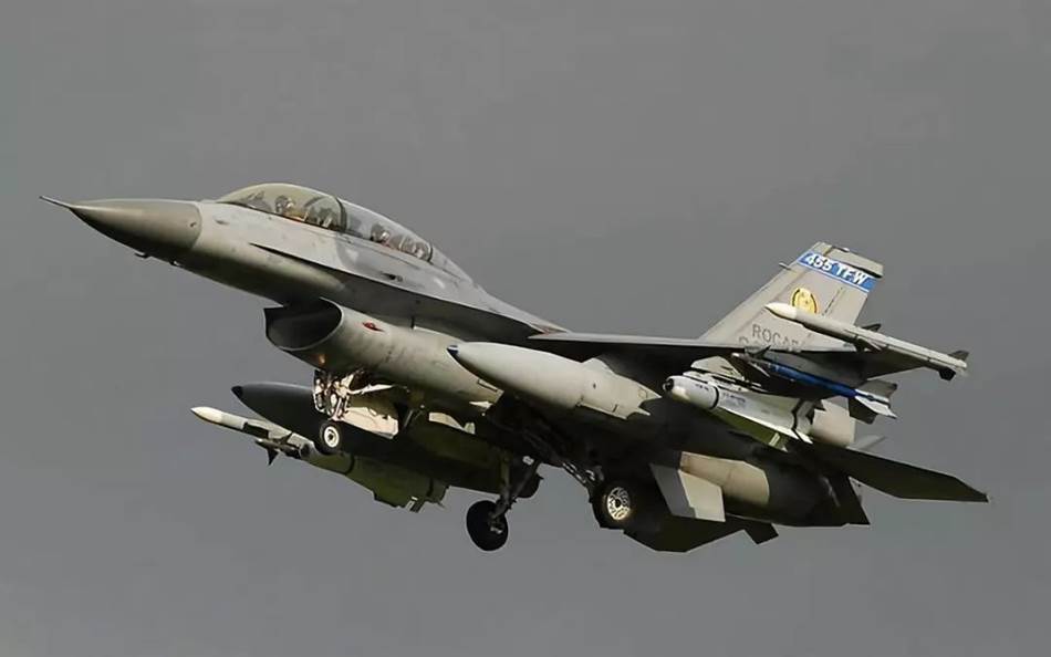 满挂起飞的台“空军”F-16B战机。