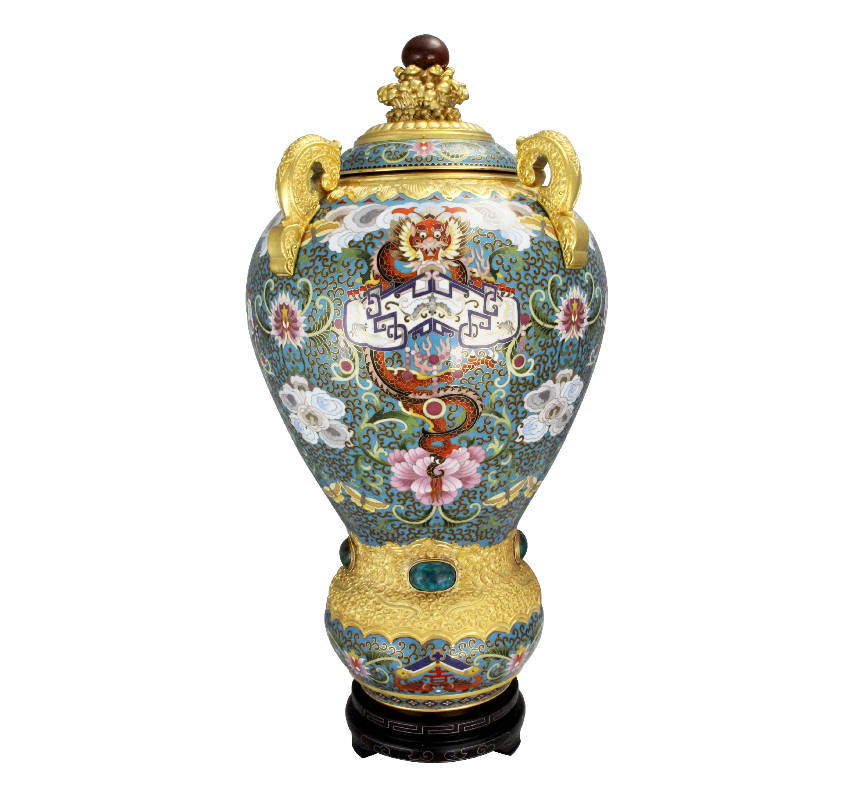 廊坊景泰蓝--福龙吉庆尊。主图为坐龙衔蝠(福)磬(庆)，下施吉(字)磬(庆)符，附以宝相缠枝、祥瑞云纹、蝶纹、鱼纹之“福龙吉庆尊”，配“四系”之镀纯金肩饰，盖部顶端配雕金顶嵌玉，底部一周金镶玉，金和蓝各领其风采，呈现一派奢华、福贵、庄严、大气之气象，尽显景泰蓝之精神与文化，是一尊值得鉴赏与收藏之佳品。