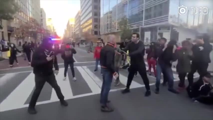 新视频曝光！特朗普支持者街头遭反对者围殴