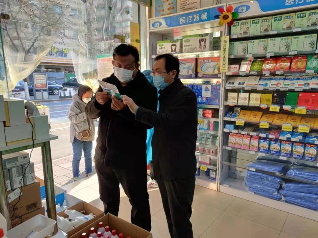 疫情防控关键时期，支队领导带队检查防疫用品质量安全。