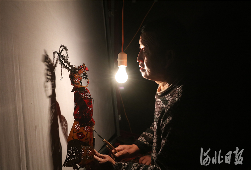 2020年11月20日,河北省邯郸市成安西姚堡皮影团的艺人在表演皮影戏