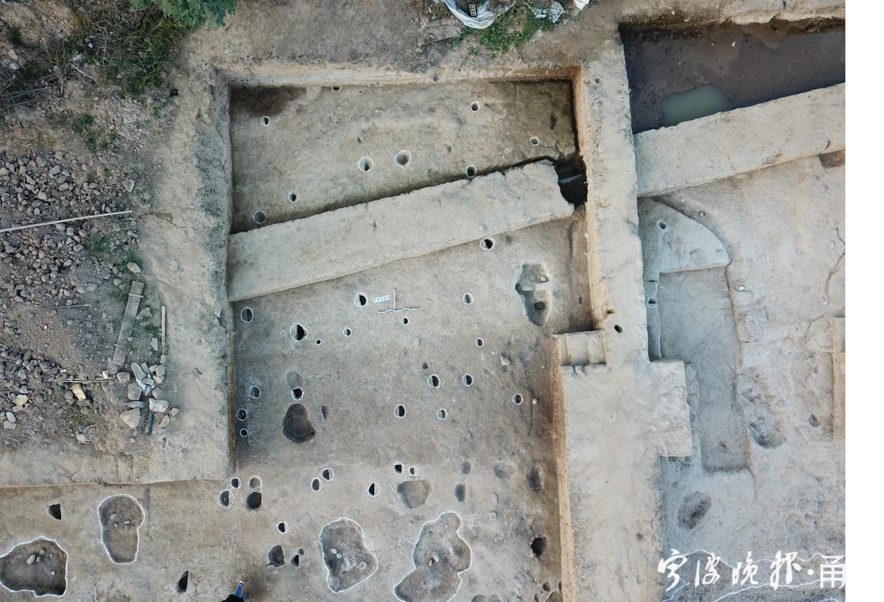 09  发掘区中北部柱洞.png