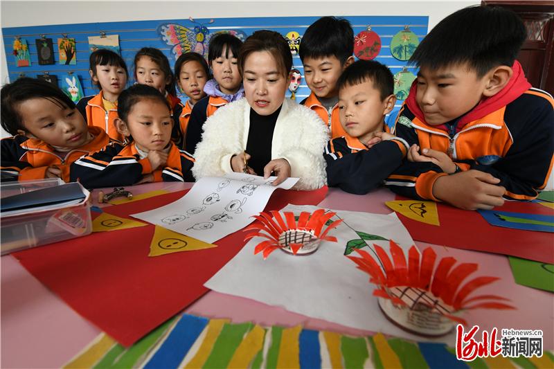 2020年11月19日，河北省邯郸市广平县第四实验小学手工社团的孩子在老师指导下学习剪纸。