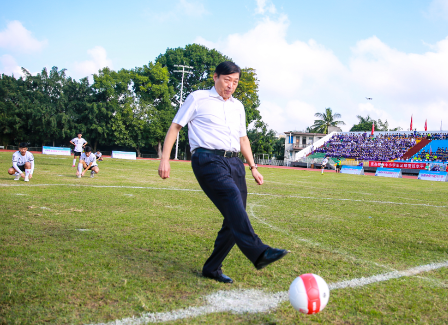 开幕仪式上,儋州市中小学生校园足球冬季联赛组委会副主任,市旅游和