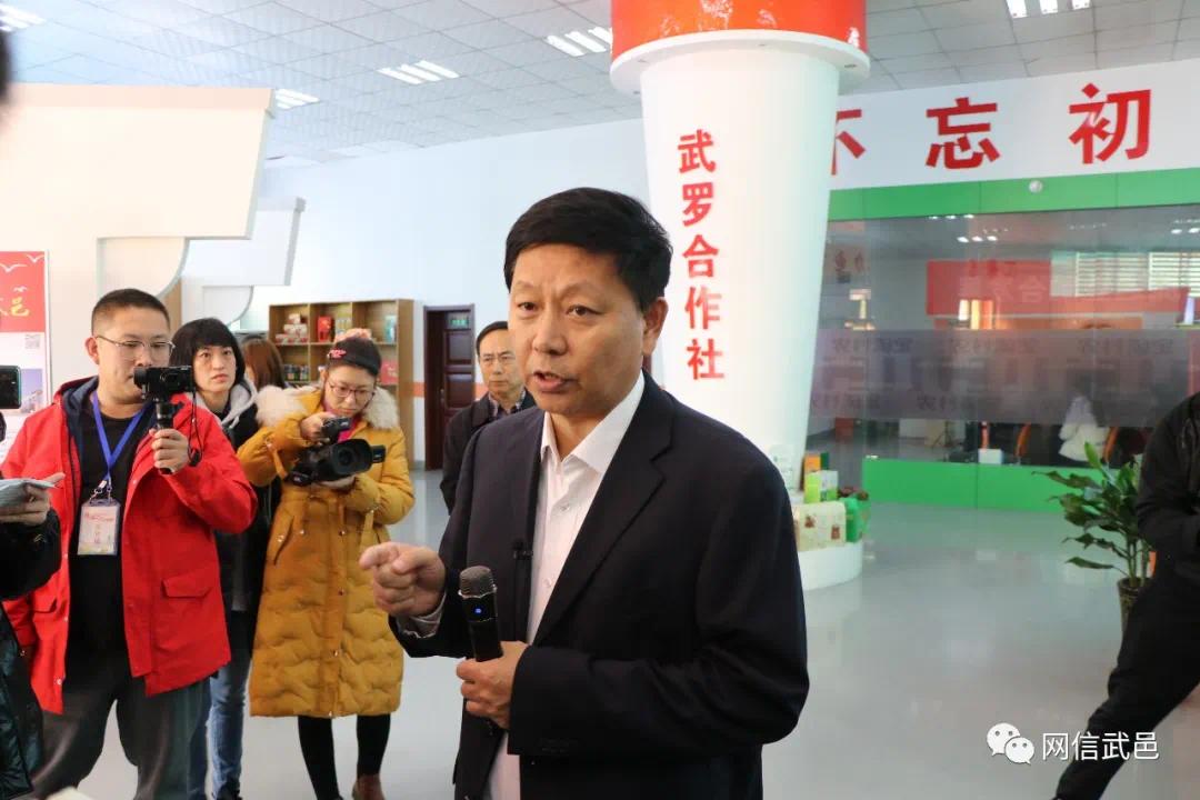 采访团首先就脱贫攻坚政策,先进做法等采访了衡水市委副书记邸义,随后