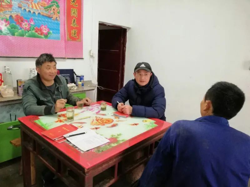 ▲刘汪洋（中）作为驻村扶贫工作队队长，日常走访联系，了解家庭情况、产业发展意向和宣传政策规定。