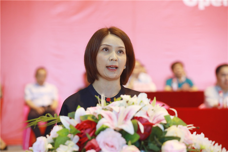 海口经济学院校友代表,北京欢腾文化娱乐公司执行总裁李璇发言