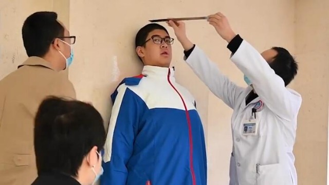 小巨人四川乐山男孩身高2米21成全球最高青少年