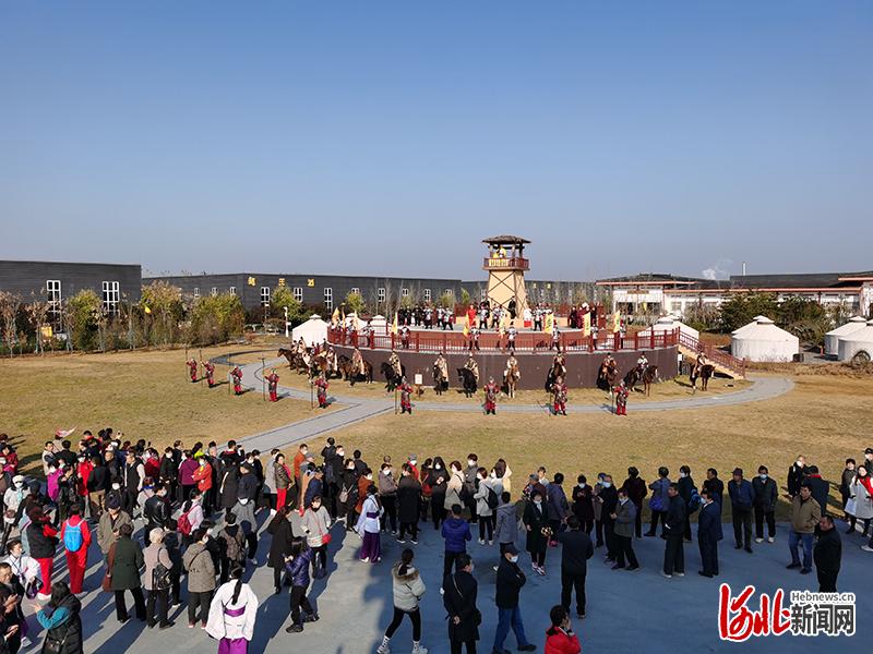 11月19日，游客在国家3A级旅游景区——赵王印象城游玩。河北日报记者乔宾娟摄