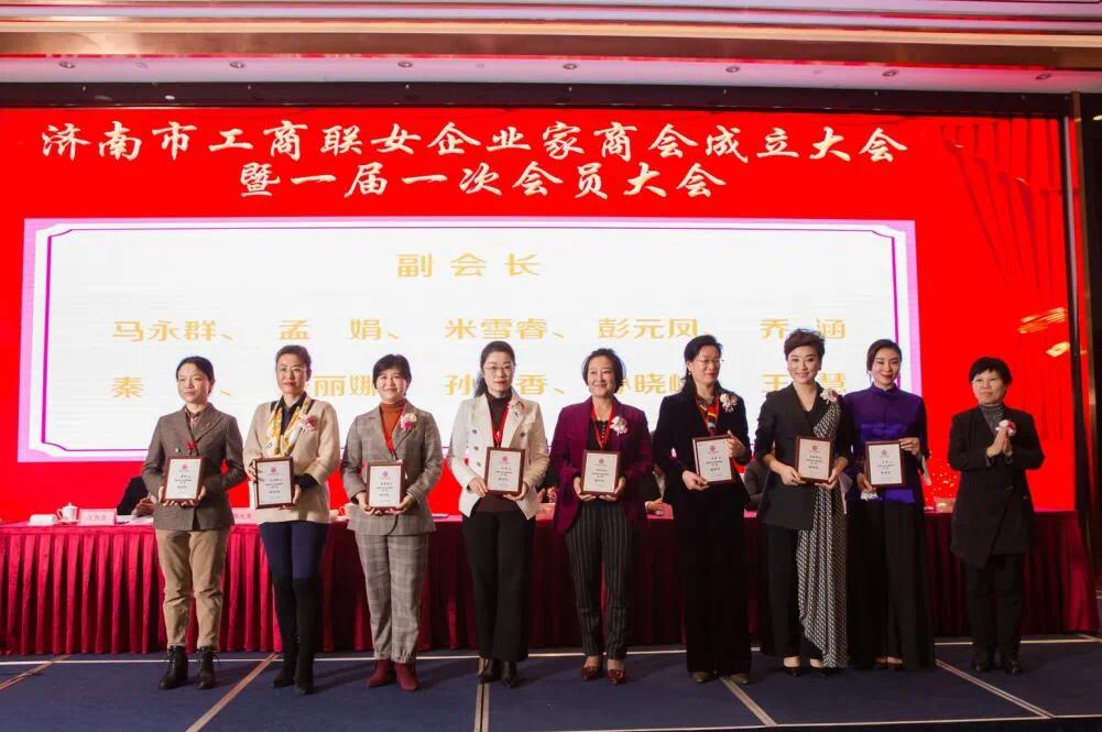 市工商联党组成员、副主席韩光美为商会副会长授牌