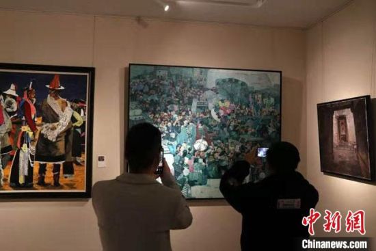 此次参展的百余件丹青画卷,涵盖了中国画人物、山水、花鸟画科与工笔、写意、没骨等表现手法的,在表现手法与内容题材上不拘一格。 周斌全 摄