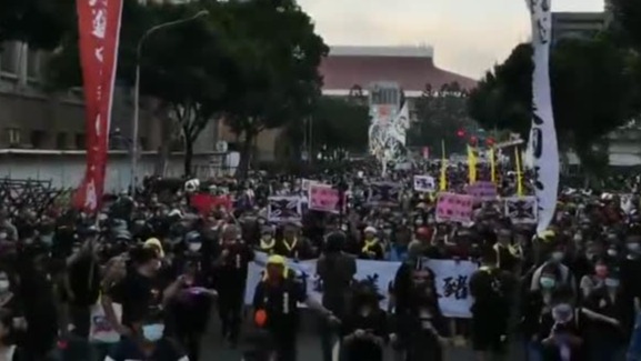 怒了！台湾6万人走上街头游行高喊：蔡英文下台