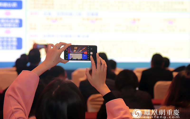 观众认真记录专家观点