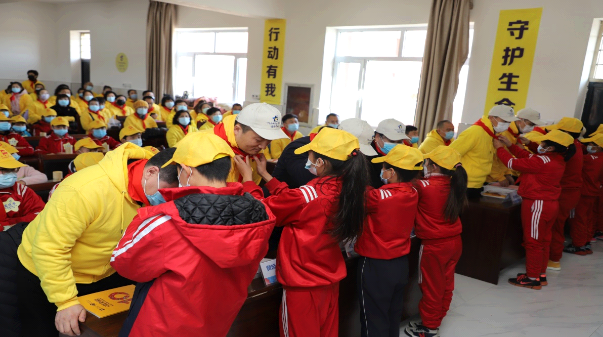 学生为参会领导佩戴红领巾