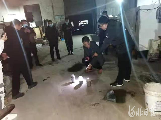 图为石家庄市环保专班联合执法组在对某企业检查取样。石家庄市公安局供图