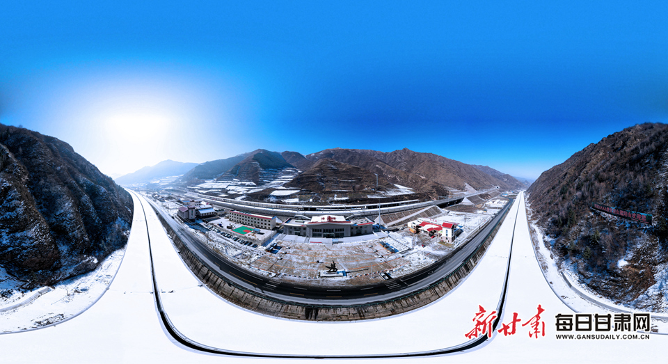 漳县大草滩乡起伏的山川银装素裹 韦德占 摄