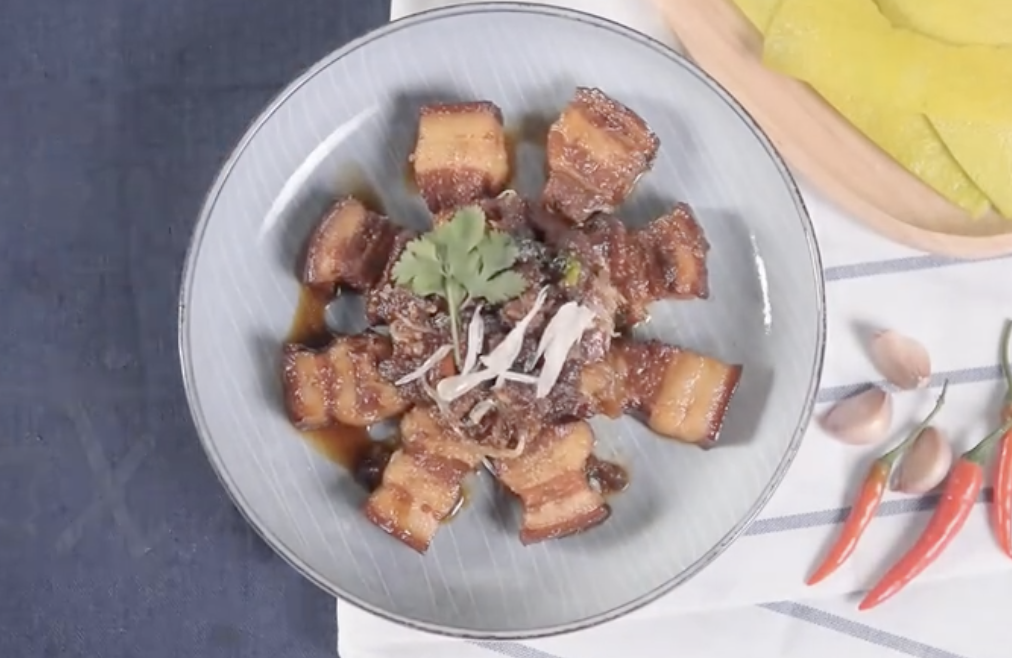 这是一道用柚子皮和五花肉做的肉煲,香甜软糯,略带柚子的清甜,这道菜