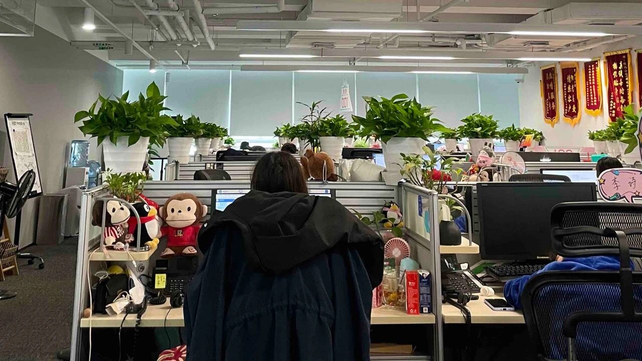 未成年人热线金牌客服的困惑：到底该给拨打热线的家长多少帮助？