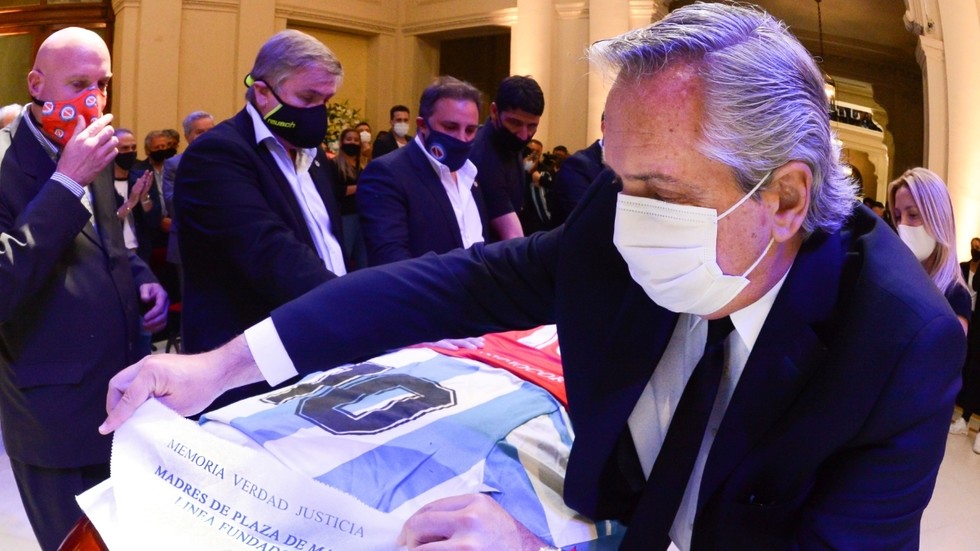 马拉多纳律师警告与遗体自拍殡葬工:将付出代价_凤凰网资讯_凤凰网