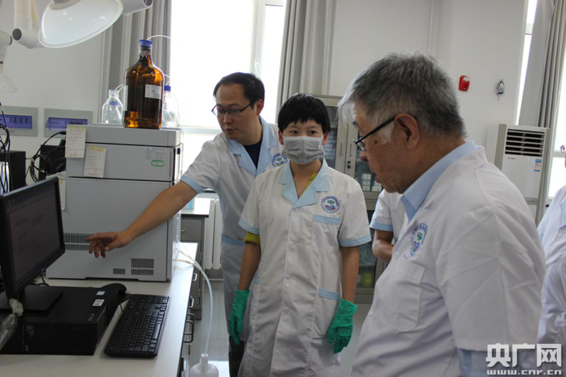 庞国芳院士（右一）正在指导检测工作（央广网发 兰州食品药品检验检测研究院供图）