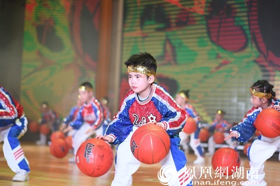 曾国藩幼儿园小朋友表演拍篮球