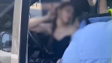 把车祸现场当T台？女子驾车撞人 面对交警露胳膊伸腿比剪刀手