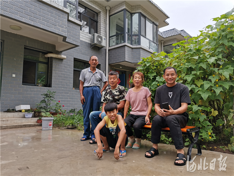 易地搬迁户搬入新房。