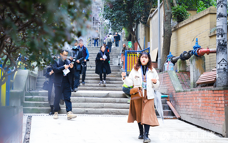 充满了人间烟火气的山城步道，连电线杆也画上了“老城印象”